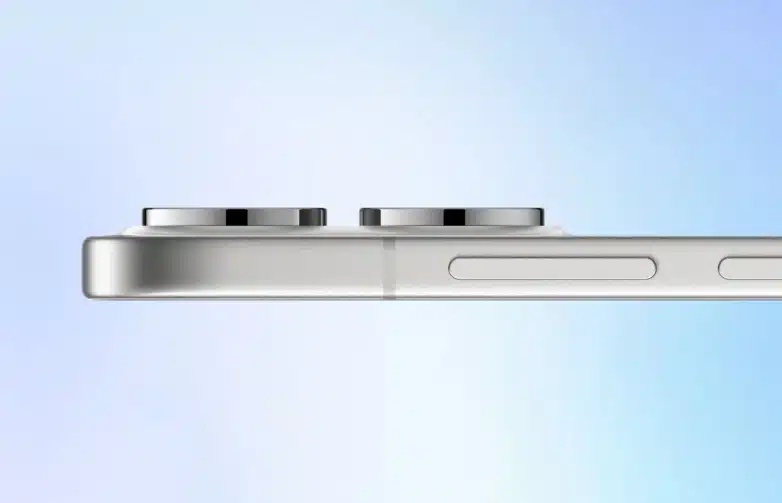 لقطة جانبية لهاتف أوبو رينو 14 (Oppo Reno 14 5G) توضح مدى بروز عدسات الكاميرا الخلفية وسماكة الإطار الجانبي.