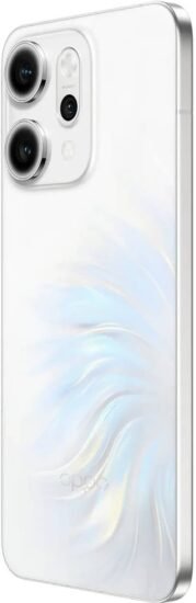 زاوية مائلة تستعرض الغطاء الخلفي المتموج لهاتف أوبو رينو 14 برو (Oppo Reno 14 Pro) باللون الأبيض الفضي مع تفاصيل بروز وحدة الكاميرات.