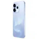 زاوية مائلة تستعرض الغطاء الخلفي لهاتف أوبو رينو 15 برو (Oppo Reno 15 Pro) باللون الازرق الفاتح مع تفاصيل بروز و شكل الكاميرات الخلفية