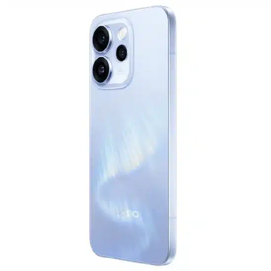 زاوية مائلة تستعرض الغطاء الخلفي لهاتف أوبو رينو 15 برو (Oppo Reno 15 Pro) باللون الازرق الفاتح مع تفاصيل بروز و شكل الكاميرات الخلفية