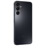 ظهر هاتف Samsung Galaxy A16 باللون اسود من زاوية مائلة يبرز لغة التصميم الهندسي وتوزيع عدسات الكاميرا الخلفية.