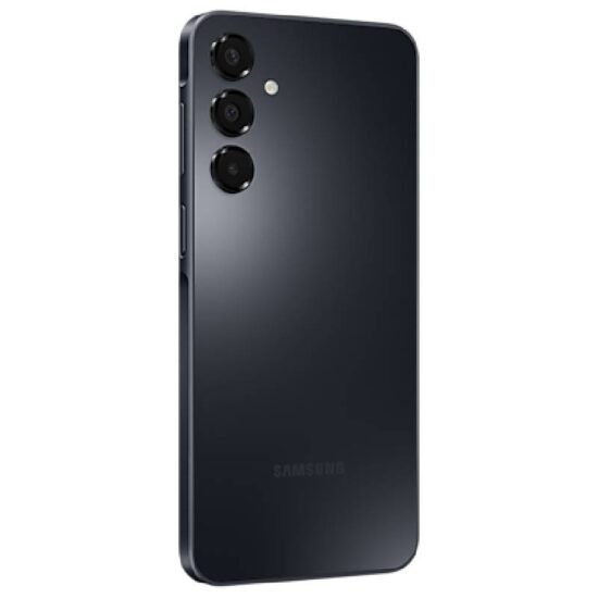 ظهر هاتف Samsung Galaxy A16 باللون اسود من زاوية مائلة يبرز لغة التصميم الهندسي وتوزيع عدسات الكاميرا الخلفية.