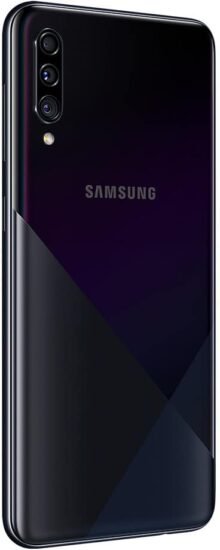 التصميم الكامل لهاتف Samsung Galaxy A30s باللون اسود من الخلف بزاوية، يستعرض لغة التصميم وتوزيع الكاميرات.
