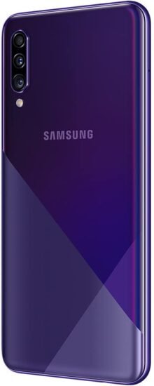 ظهر هاتف Samsung Galaxy A30s باللون بنفسجي من زاوية مائلة يبرز لغة التصميم الهندسي وتوزيع عدسات الكاميرا الخلفية.