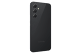 ظهر هاتف Samsung Galaxy A54 5G باللون اسود من زاوية مائلة يبرز لغة التصميم الهندسي وتوزيع عدسات الكاميرا الخلفية.