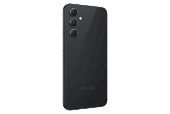 ظهر هاتف Samsung Galaxy A54 5G باللون اسود من زاوية مائلة يبرز لغة التصميم الهندسي وتوزيع عدسات الكاميرا الخلفية.