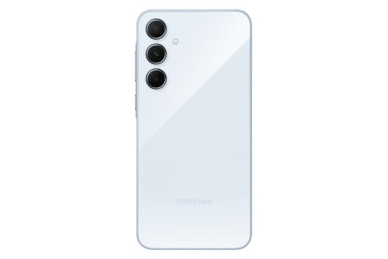 ظهر هاتف Samsung Galaxy A55 5G باللون ازرق ثلجي يبرز لغة التصميم الهندسي وتوزيع عدسات الكاميرا الخلفية.