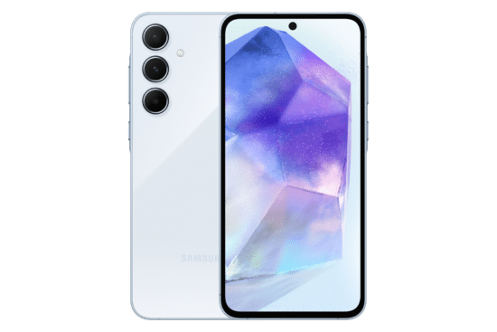 التصميم الكامل لهاتف Samsung Galaxy A55 5G باللون ازرق ثلجي من الامام والخلف، يستعرض لغة التصميم وتوزيع الكاميرات.